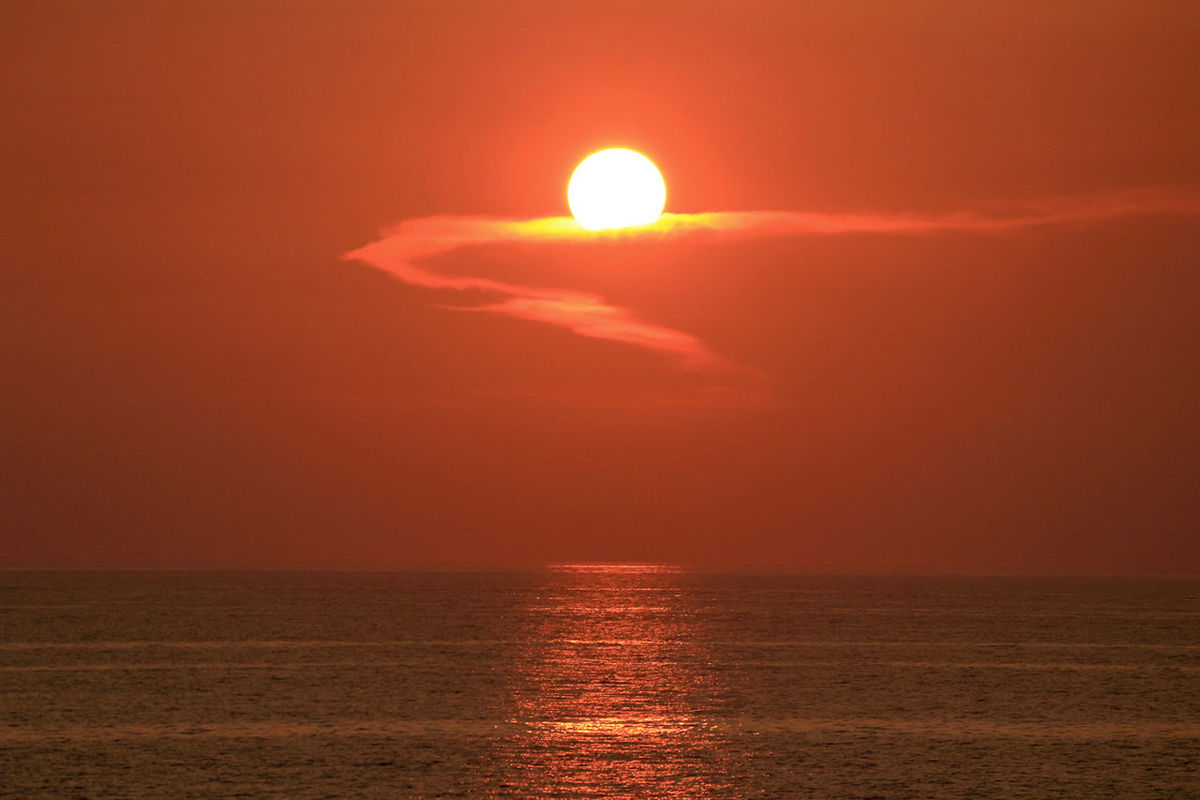 SCENIC VIEW OF SUNSET OVER SEA