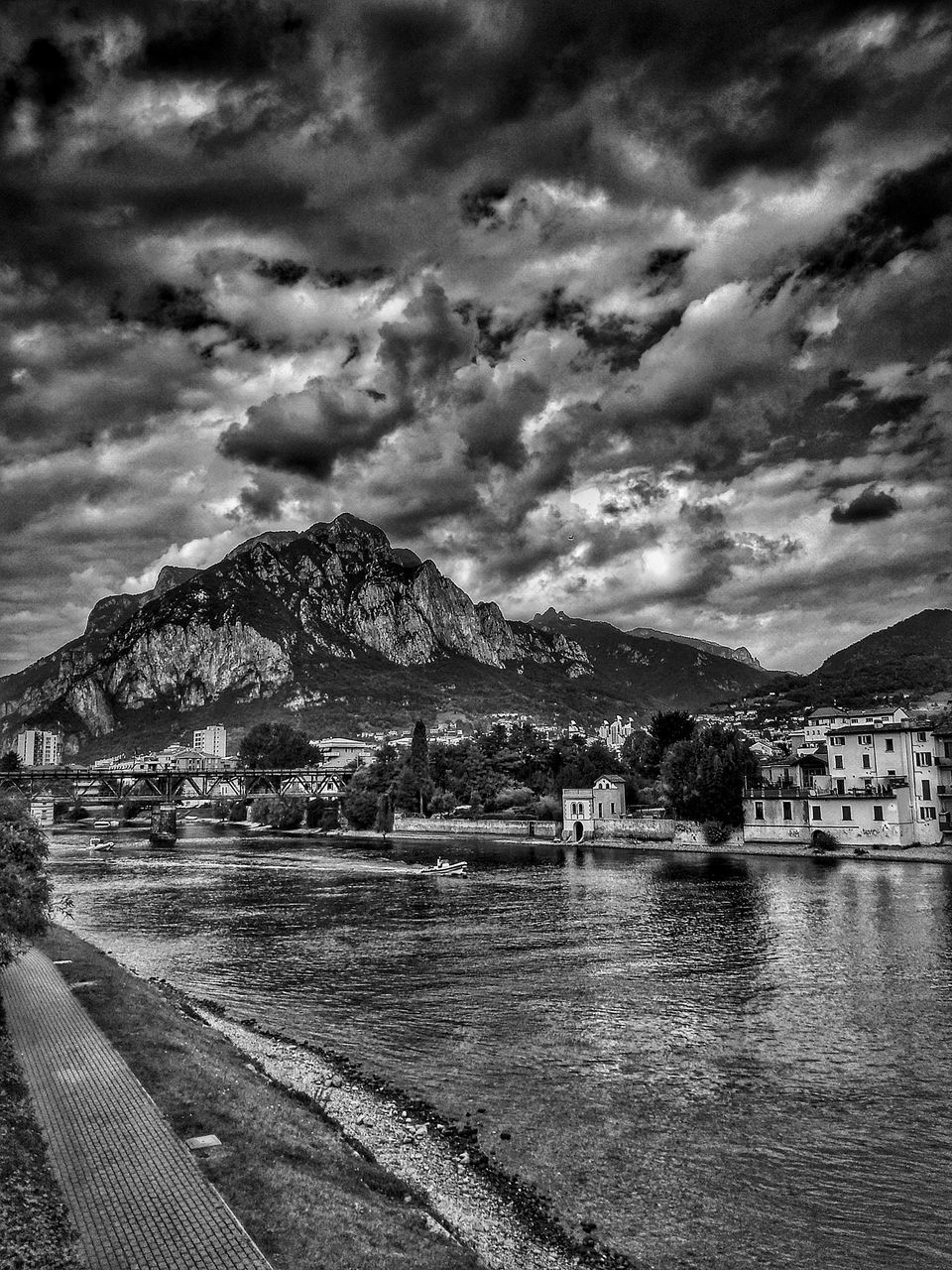 SCENIC VIEW OF SEA BY TOWNSCAPE AGAINST SKY