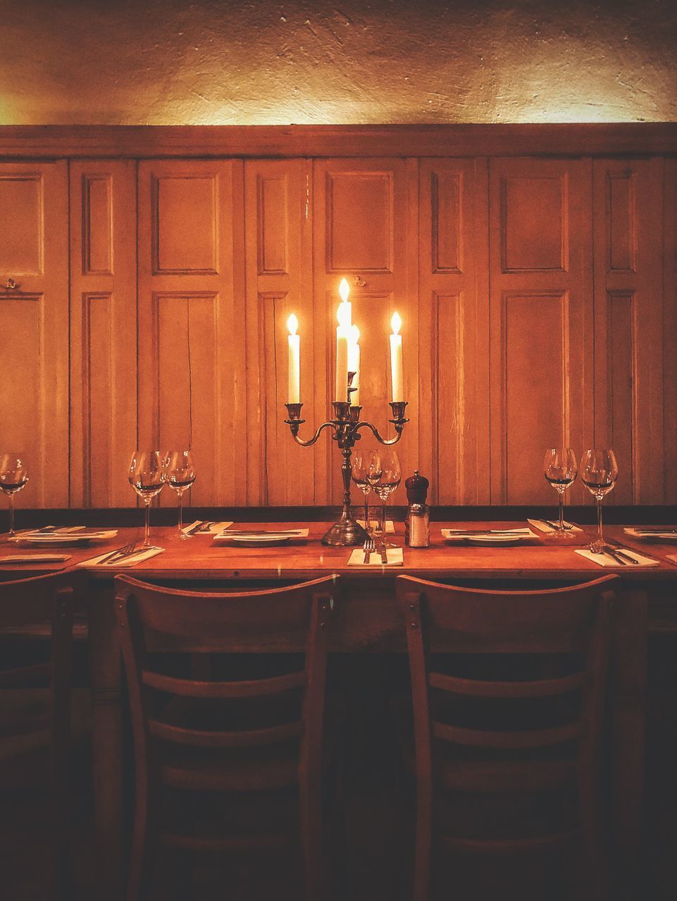 TABLE AND ILLUMINATED LAMP IN BAR