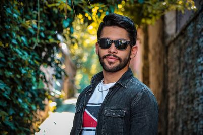 Portrait of young man wearing sunglasses