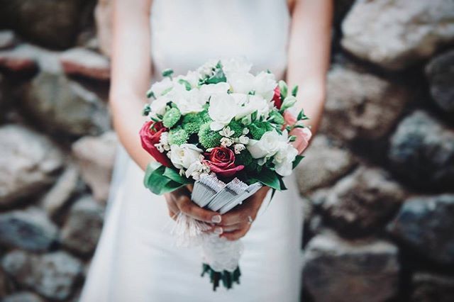 person, holding, lifestyles, focus on foreground, part of, leisure activity, close-up, flower, freshness, unrecognizable person, cropped, human finger, selective focus, outdoors, day, standing