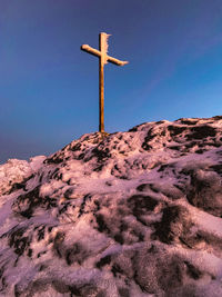 Gipfelkreuz arber beim sonnenuntergang und eis