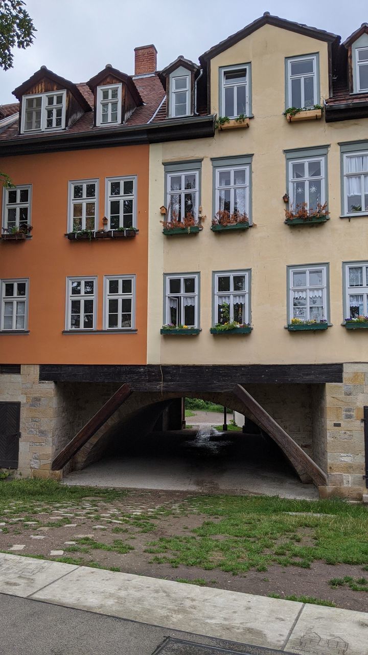 RESIDENTIAL BUILDINGS BY STREET IN CITY