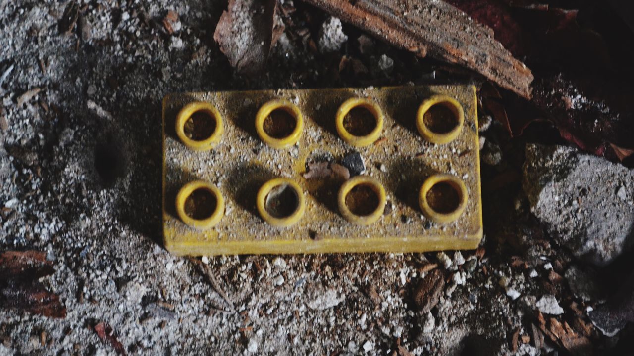 CLOSE-UP OF OLD RUSTY METAL