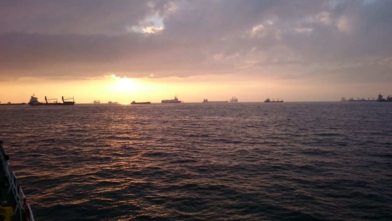 VIEW OF SEA AGAINST CLOUDY SKY DURING SUNSET