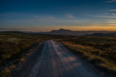 The road from høvringen to smuksjøseter fjellstue, blåhøe 1617 meter in horisont