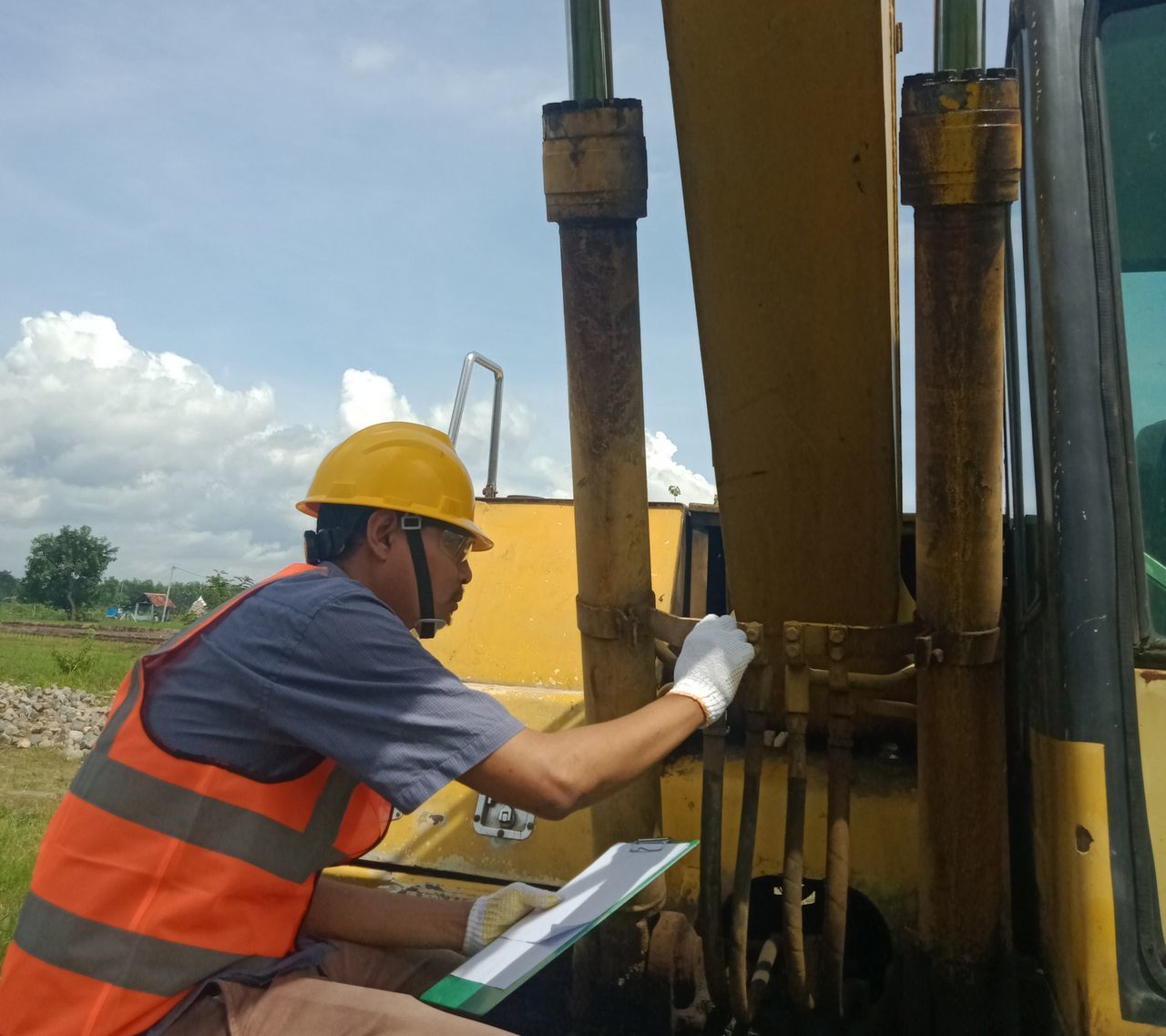 MAN WORKING IN CONSTRUCTION SITE