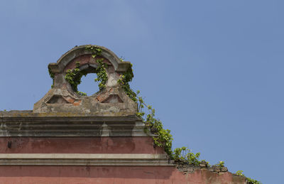 Low angle view of old ruins against clear blue sky