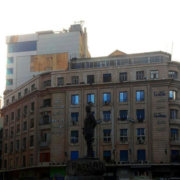 LOW ANGLE VIEW OF BUILDINGS IN CITY