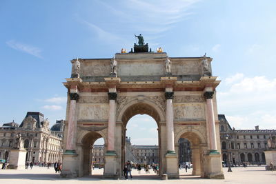Arc de triomphe du carrousel and louvre against sky