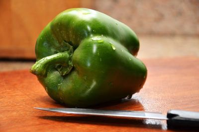 Close-up of green tomatoes on wooden table