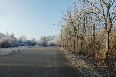Verkehrsschild und winterliche landschaft 