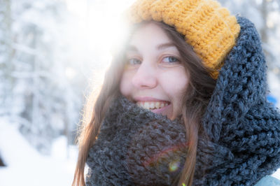 Portrait of young woman wearing hat