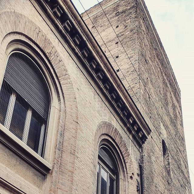 architecture, low angle view, built structure, building exterior, window, sky, building, arch, city, history, day, old, outdoors, no people, tower, facade, architectural feature, historic, tall - high, high section