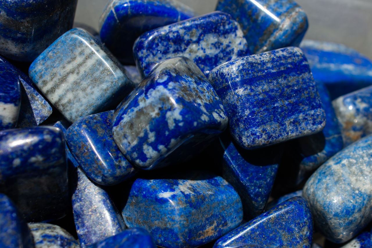 FULL FRAME SHOT OF STONES IN BLUE CONTAINER