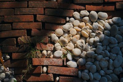 White pebbles and orange blicks on the floor