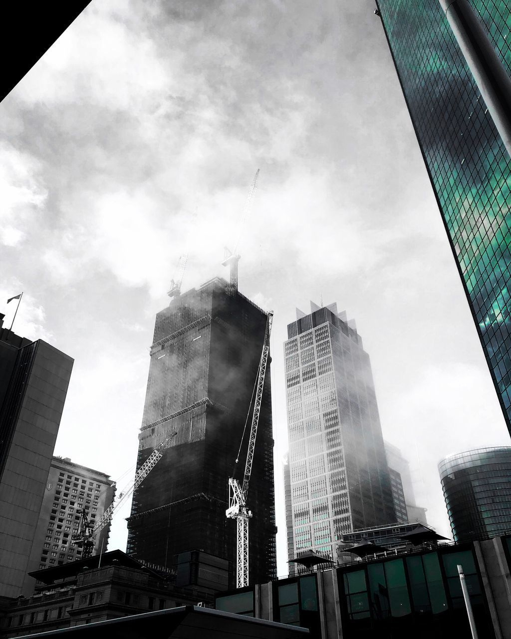 LOW ANGLE VIEW OF MODERN BUILDING AGAINST SKY