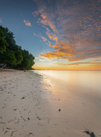 Clean white sand on deere beach at dusk