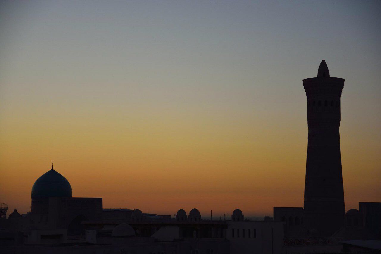 SILHOUETTE BUILDINGS AGAINST CLEAR SKY DURING SUNSET