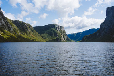 Scenic view of lake and mountains against sky in gros morne national park, newfoundland, canada