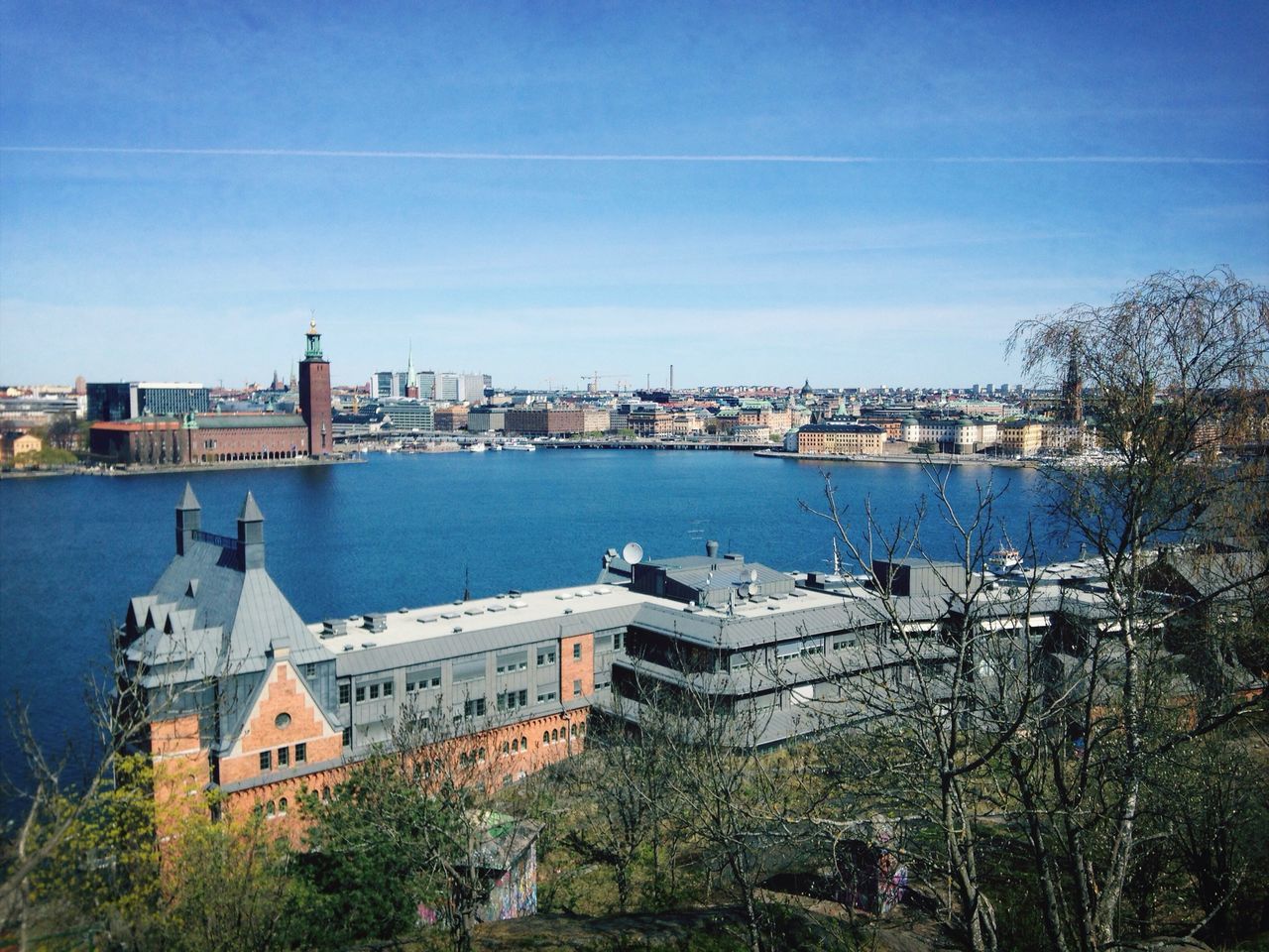 architecture, built structure, building exterior, blue, water, sky, sea, city, residential structure, tree, river, house, residential building, day, high angle view, no people, residential district, outdoors, sunlight, town