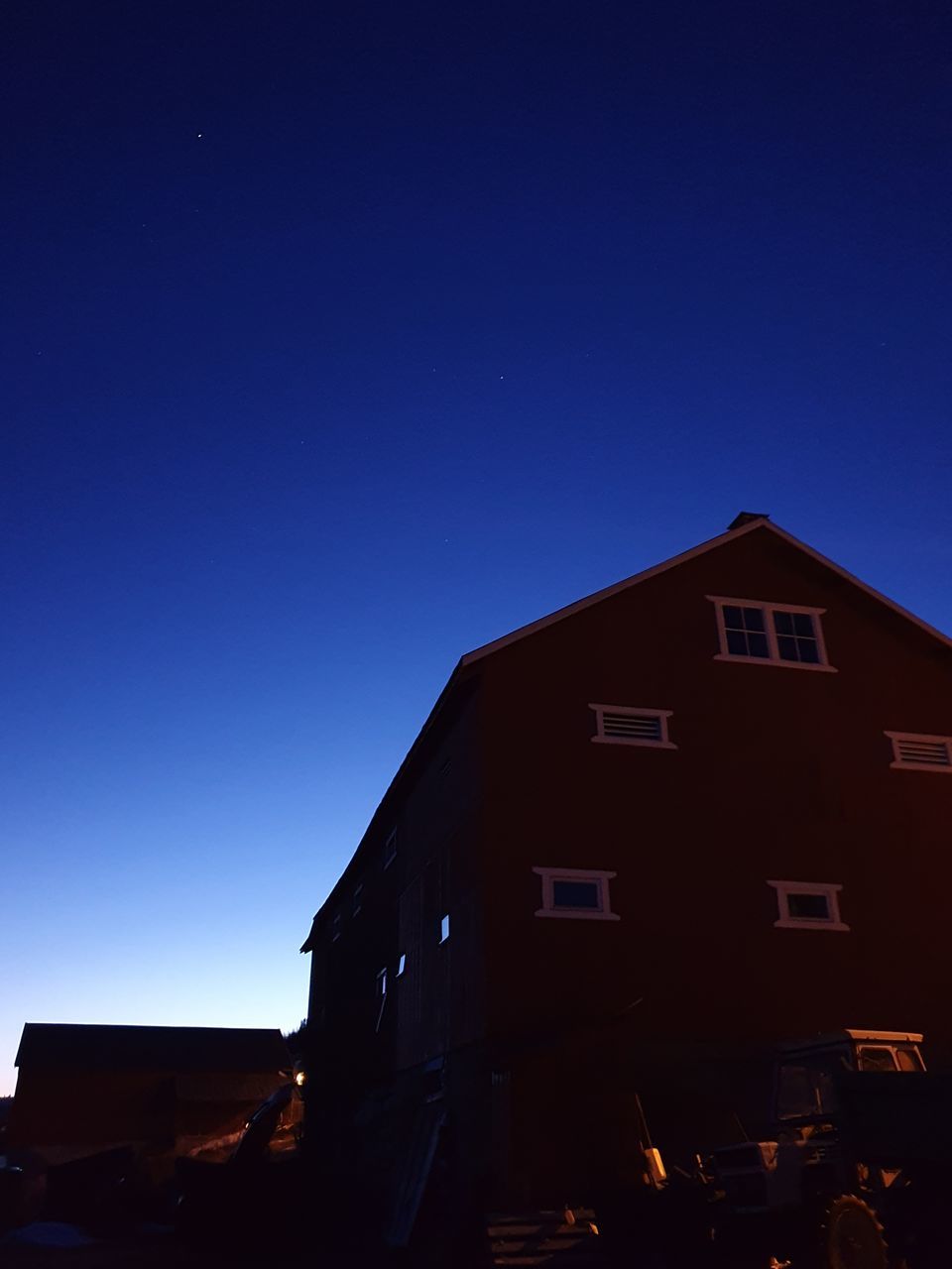 LOW ANGLE VIEW OF BUILDINGS AGAINST CLEAR SKY AT NIGHT