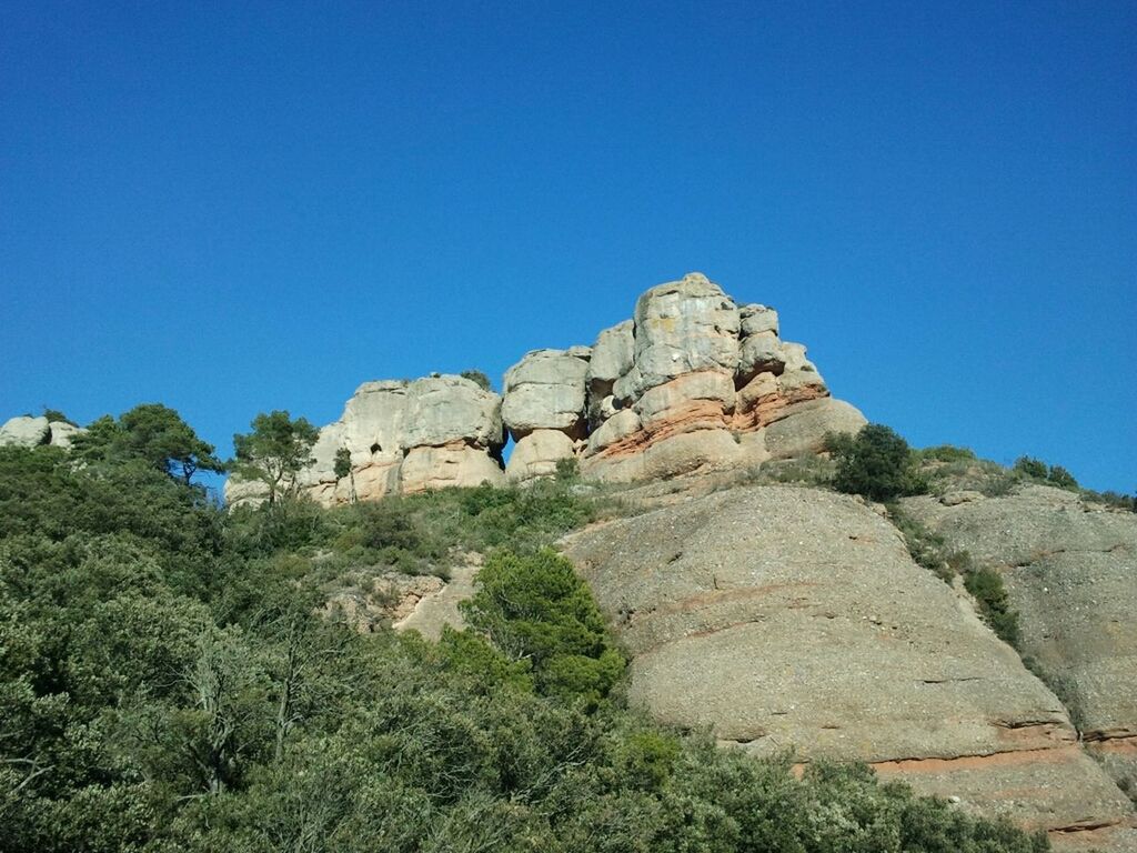 SCENIC VIEW OF ROCKY MOUNTAINS AGAINST CLEAR BLUE SKY