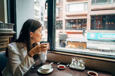 Woman holding coffee cup in restaurant