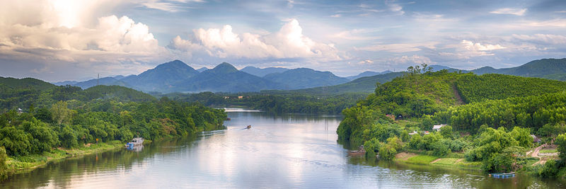 Panoramic view of lake and mountains against sky