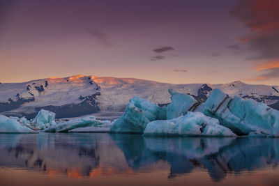 Scenic view of icebergs and mountains on jokulsarlon glacial lagoon