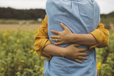 Couple hugging, mid section