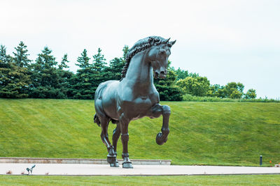 The american horse statue at the frederik meijer gardens