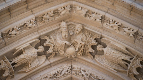 Détail du fronton de la sainte chapelle du château de vincennes