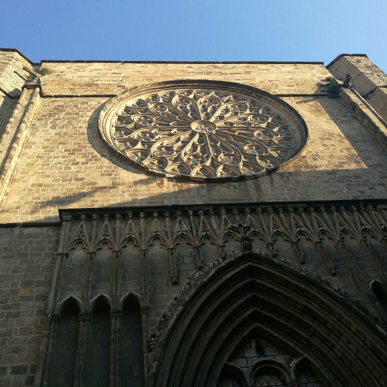 architecture, built structure, building exterior, no people, outdoors, low angle view, day, clear sky, rose window, sky