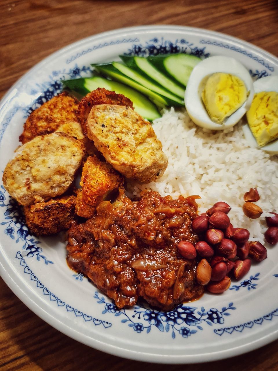 CLOSE-UP OF FOOD SERVED IN PLATE