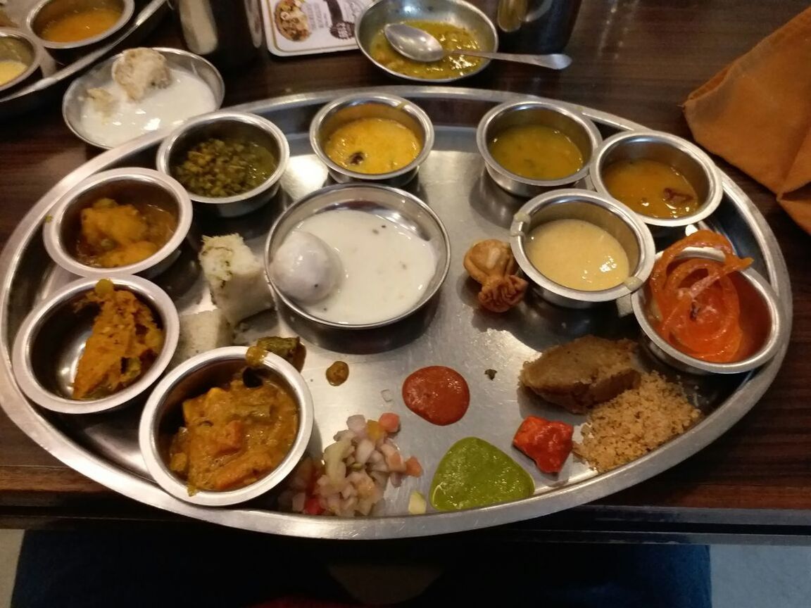 HIGH ANGLE VIEW OF FOOD IN BOWL ON TABLE