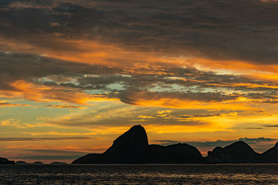 Photo of sugarloaf mountain, pão de açúcar, with guanabara bay during the day