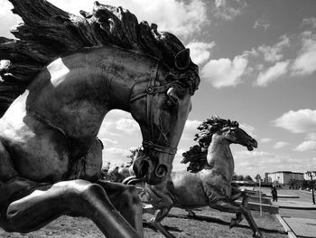 Statue of horse against sky