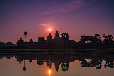 Reflection of sun in lake during sunset