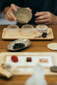 Pour tea in the glass