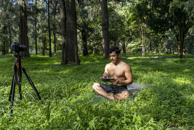 Young man athletic body, drawing the chakaras, while explaining them in class online, mexico latin 