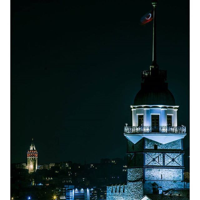 architecture, built structure, building exterior, water, clear sky, city, illuminated, waterfront, dome, tower, night, religion, sky, place of worship, copy space, travel destinations, church, low angle view, no people