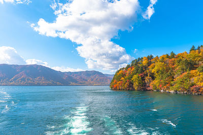 Lake towada utumn foliage scenery. towada-hachimantai national park in tohoku region. aomori, japan.