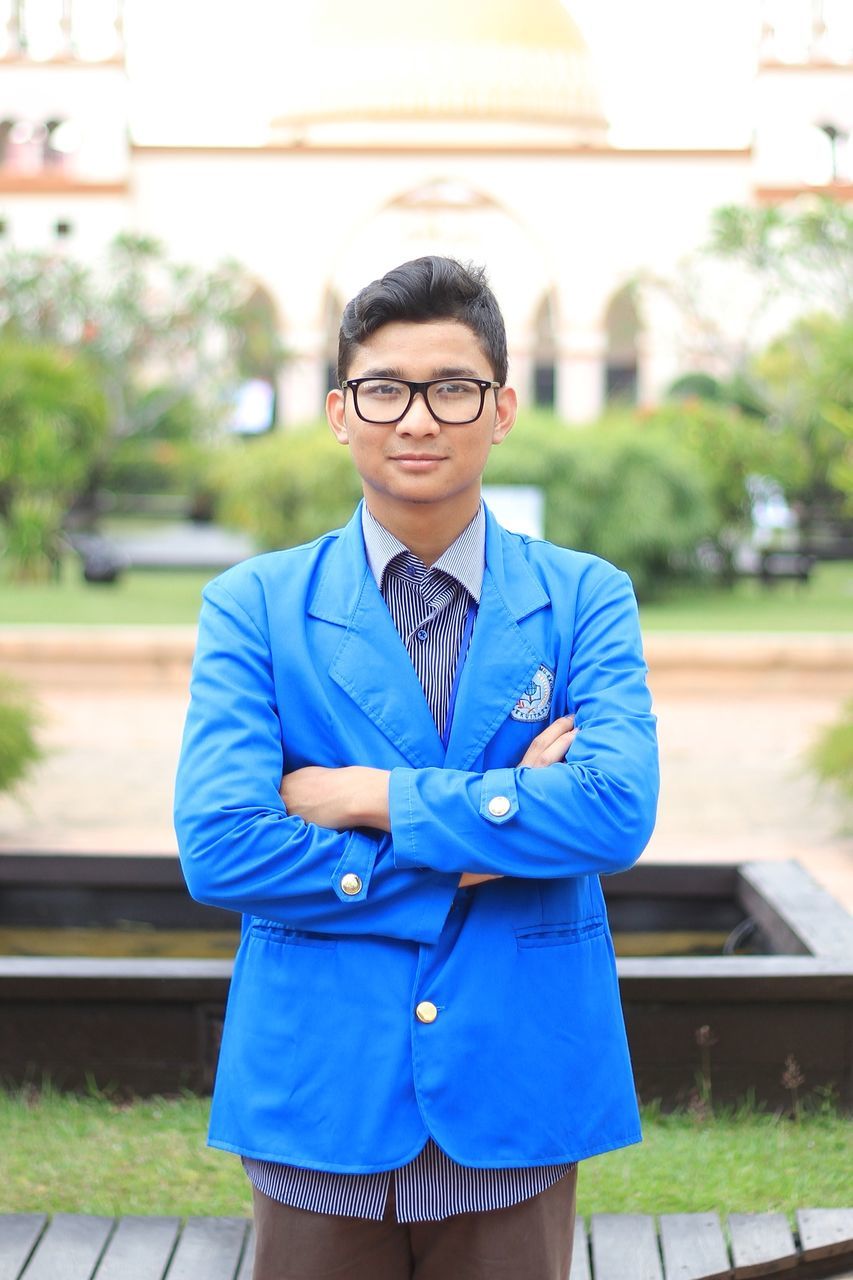 casual clothing, person, looking at camera, portrait, lifestyles, focus on foreground, front view, young adult, leisure activity, smiling, young men, waist up, sitting, three quarter length, standing, sunglasses, happiness