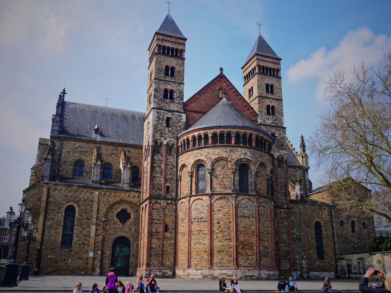 GROUP OF PEOPLE IN FRONT OF BUILDING