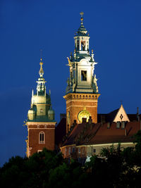 Royal wawel castle illuminated at night, krakow - poland
