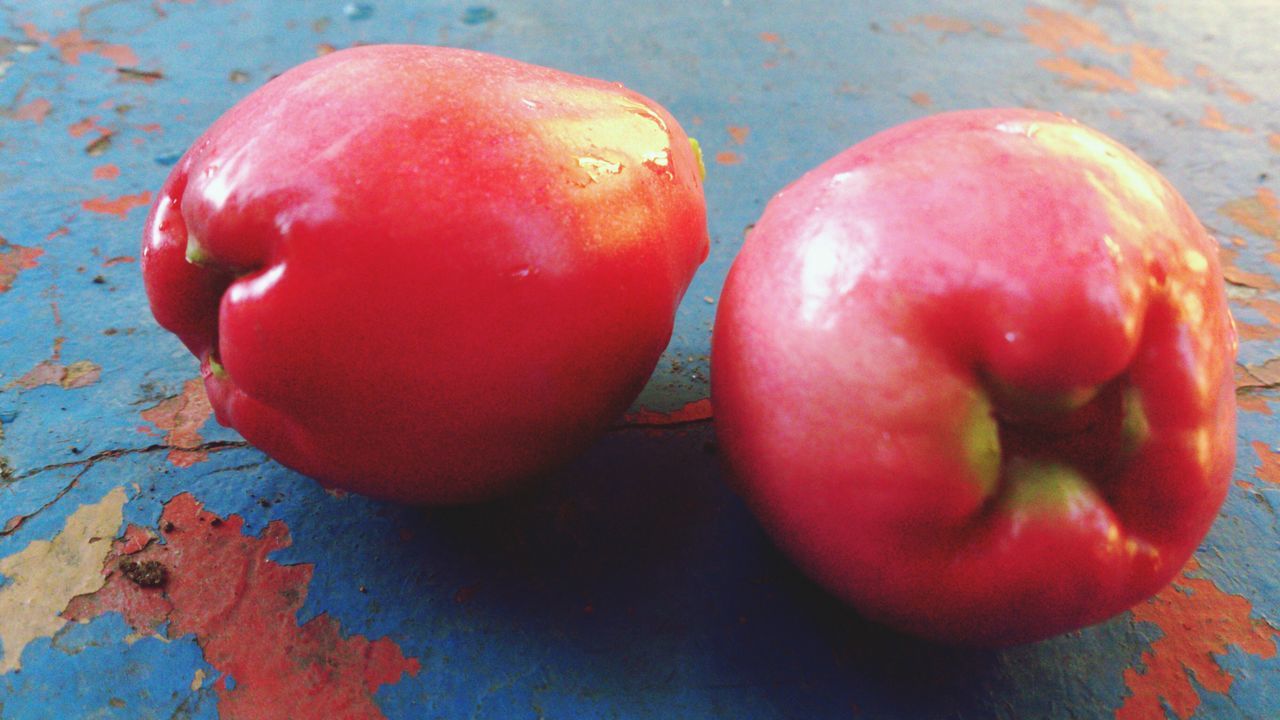 food and drink, red, food, healthy eating, fruit, freshness, still life, vegetable, tomato, indoors, close-up, apple - fruit, table, high angle view, organic, apple, directly above, no people, raw food, ripe