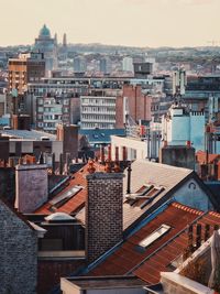 Vue plongeante en fin de journée sur les toits des marolles