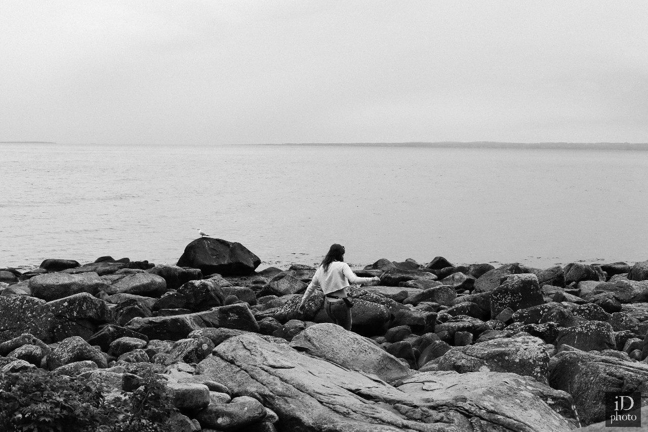 SILHOUETTE OF MAN STANDING ON BEACH