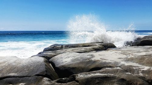 Waves splashing on rocks